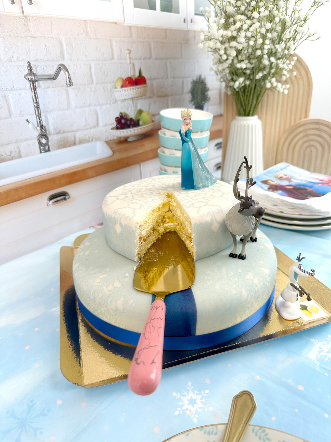 Die Eiskönigin® Elsa, Schwester Anna & Olaf Figuren auf 2-stöckiger Schneeflocken-Torte