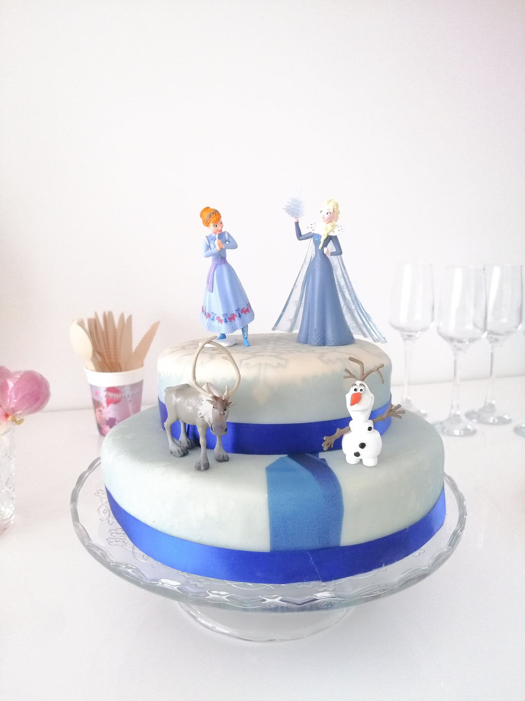 Die Eiskönigin® Elsa, Schwester Anna & Olaf Figuren auf 2-stöckiger Schneeflocken-Torte