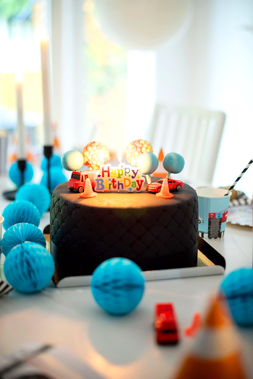 Schwarze Deluxe Torte mit Tortenband