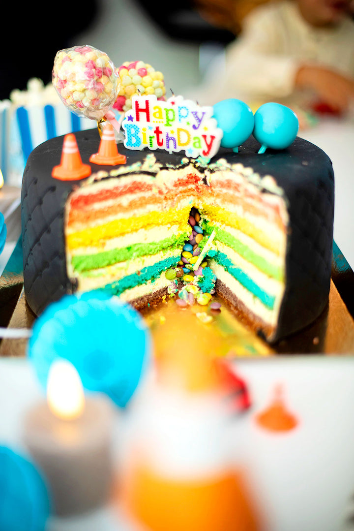 Schwarze Deluxe Torte mit Tortenband
