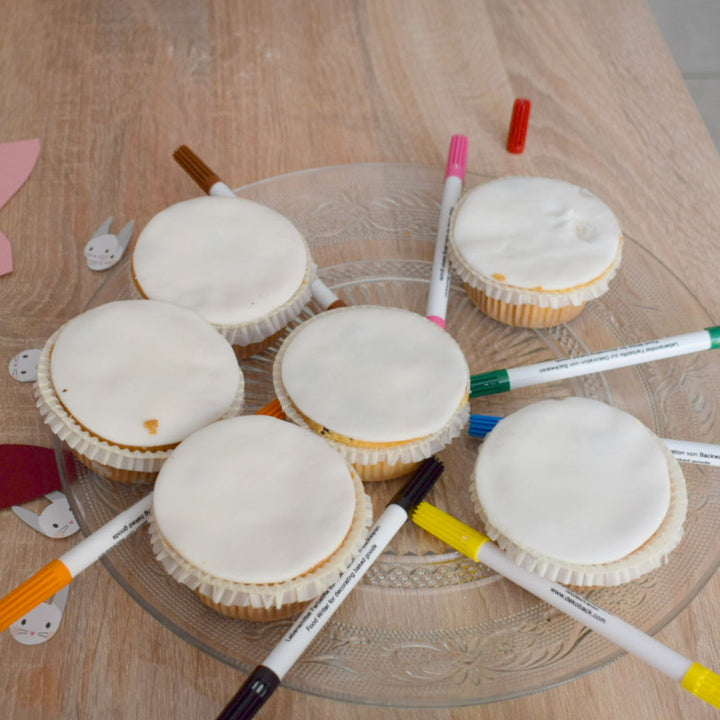 9 Cupcakes mit Lebensmittelstiften