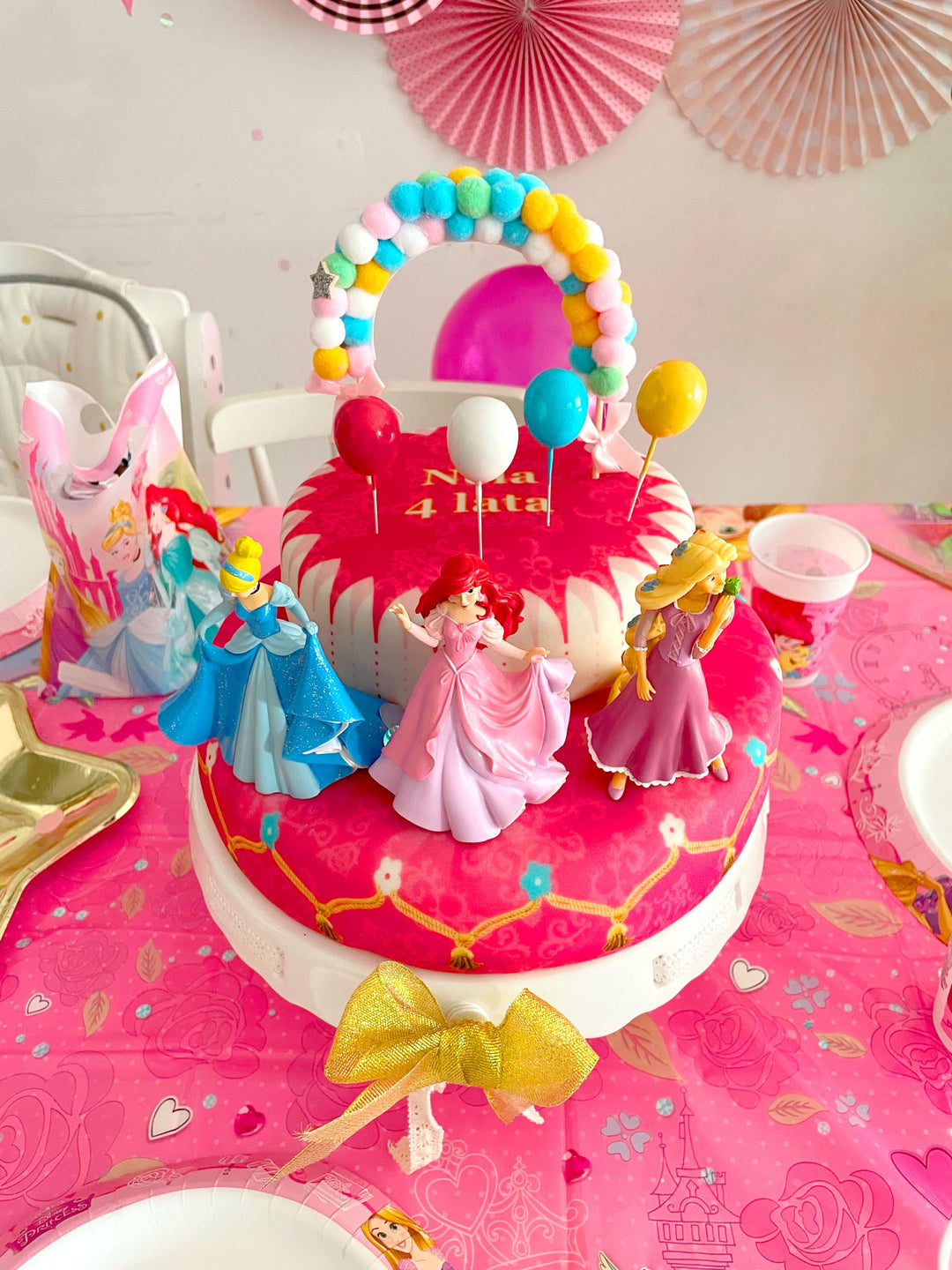 3 Prinzessinnen auf zweistöckiger Torte mit Band