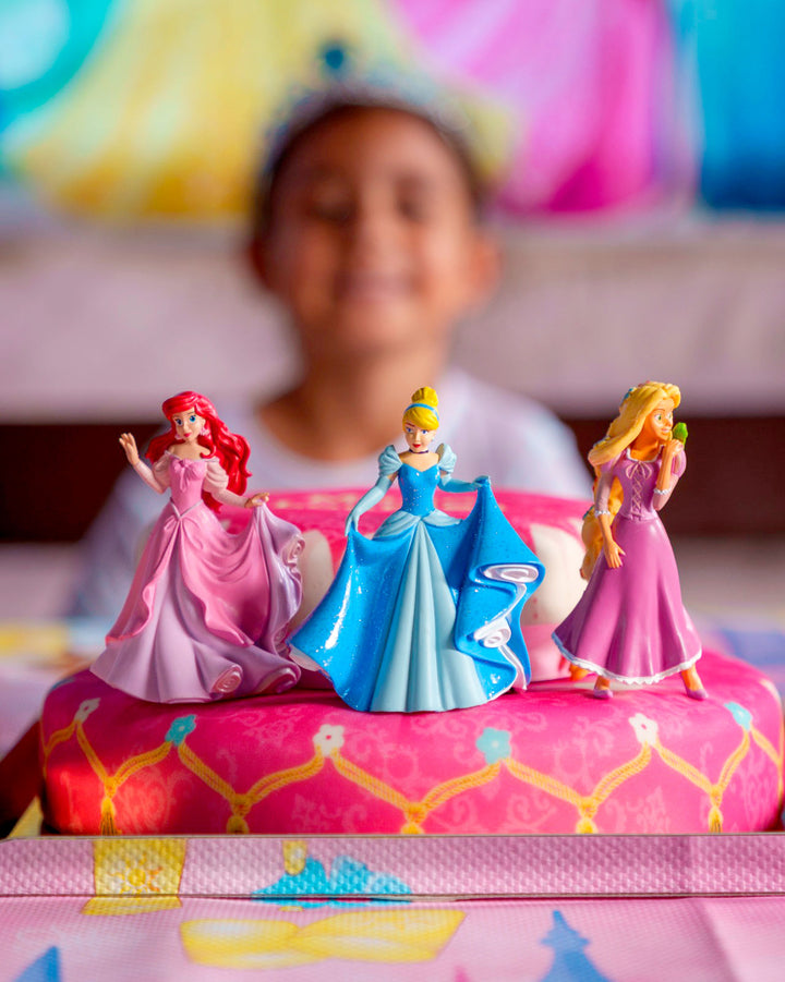 3 Prinzessinnen auf zweistöckiger Torte mit Band