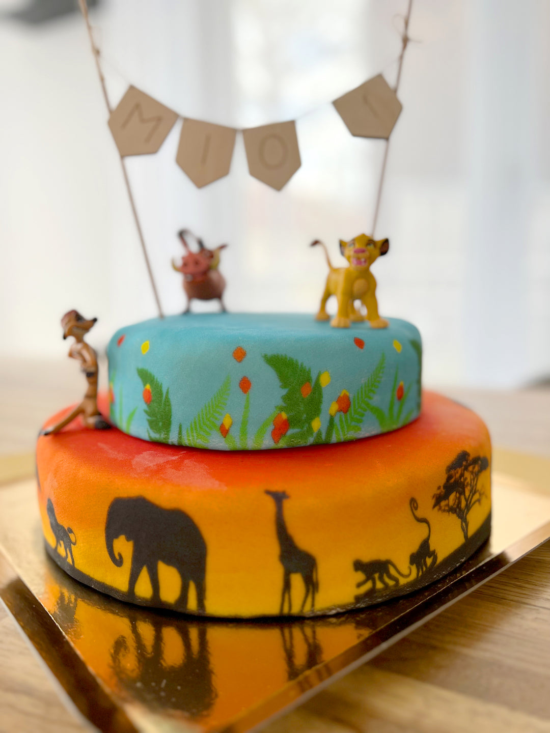Simba®, Timon & Pumbaa® auf 2-stöckiger Savannen-Torte