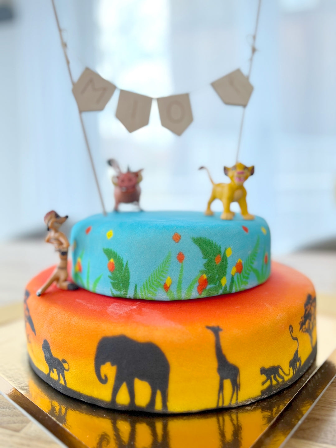 Simba®, Timon & Pumbaa® auf 2-stöckiger Savannen-Torte