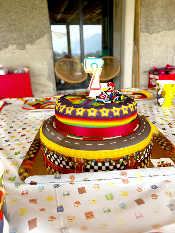 Mario Kart® auf zweistöckiger Weltenstrecken-Torte