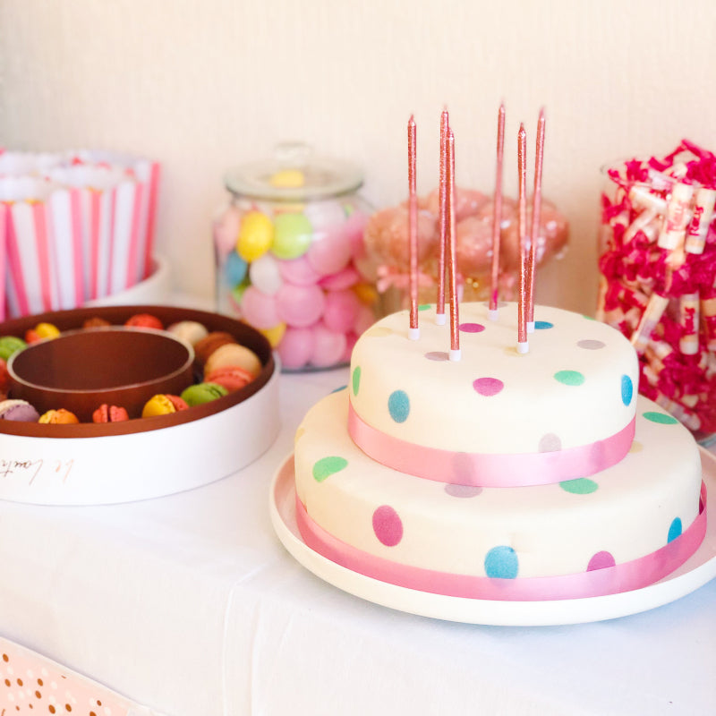 Weiße Torte mit pastell-farbigen Punkten