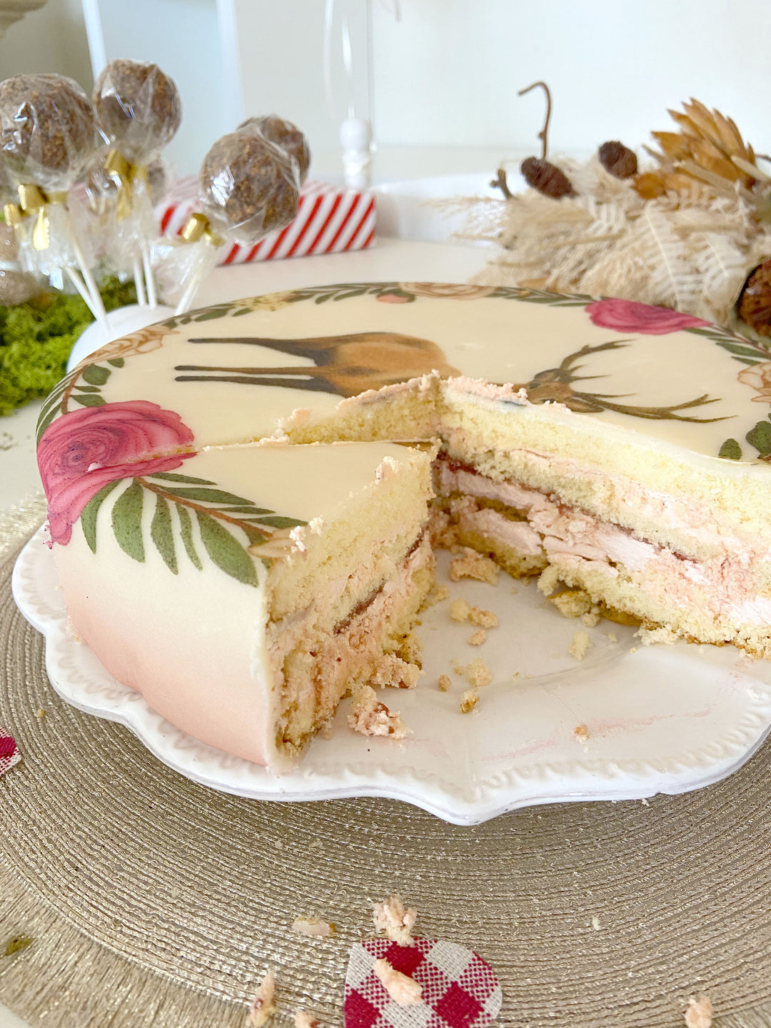 Hirsch mit Blumenkranz-Torte