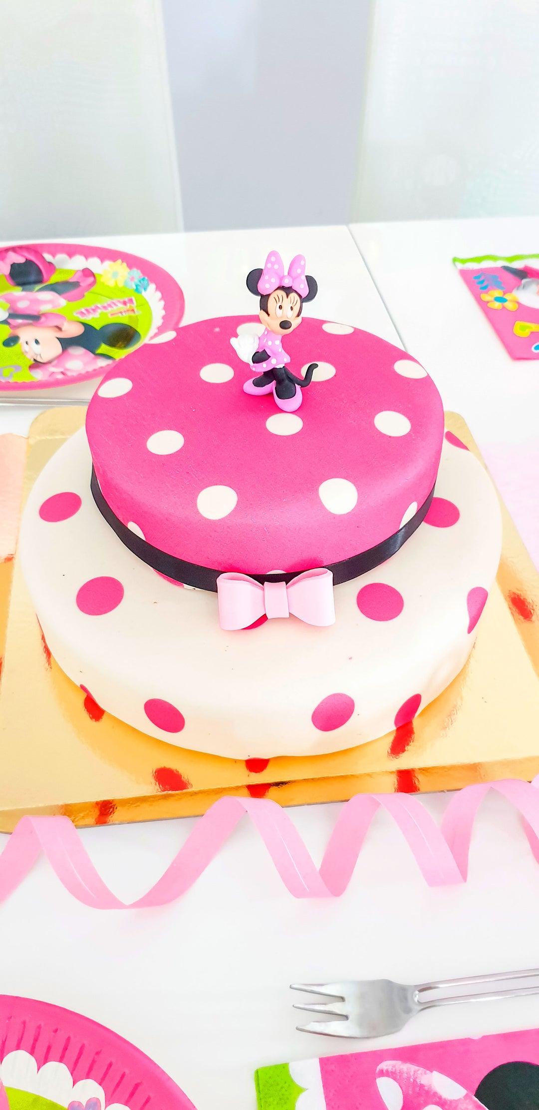 Minnie Maus® auf 2-stöckiger Punkte-Torte