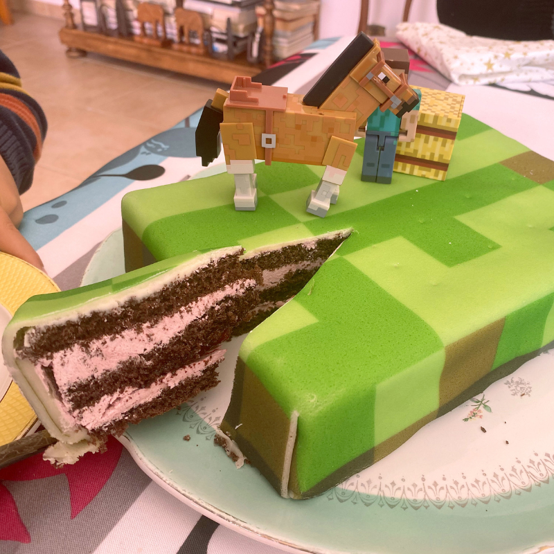 Minecraft®-Figur auf Spielewelt-Torte