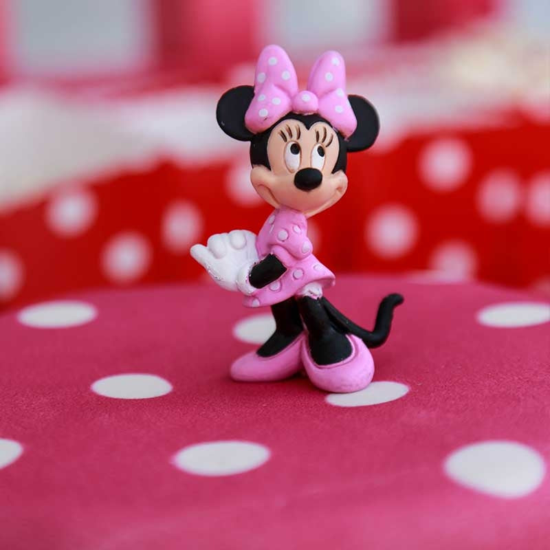 Minnie® Maus auf Punkte-Torte mit Band (Torte)