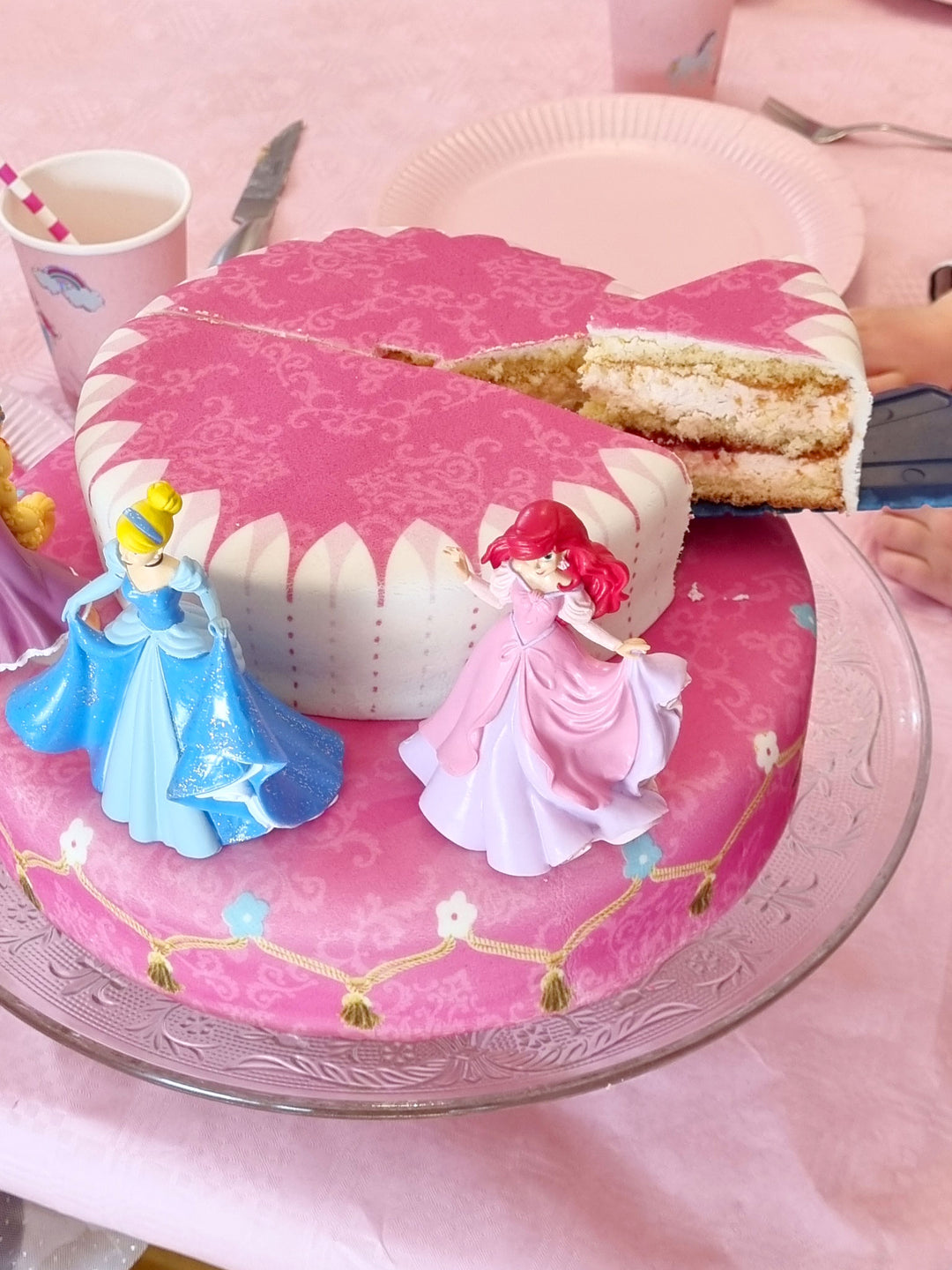 3 Prinzessinnen auf zweistöckiger Torte mit Band