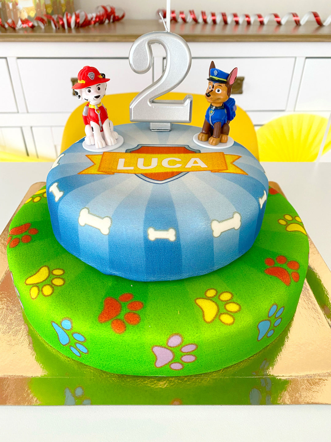 Chase und Marshall aus PAW Patrol® auf zweistöckiger Hundehelden-Torte