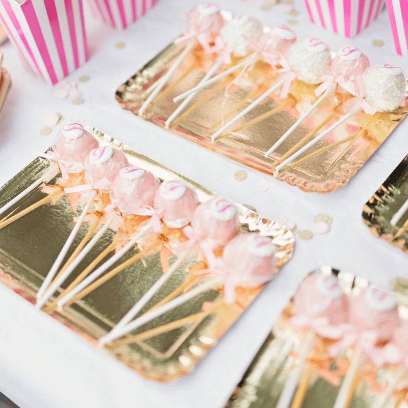 Cake-Pops mit bunter Glasur und Logo (12 Stück)