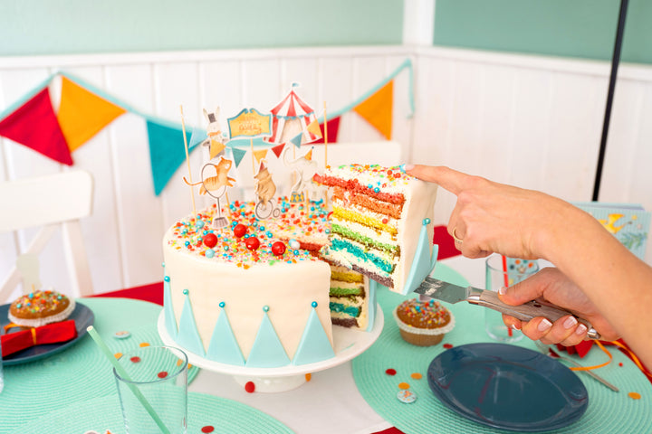 Weiße Deluxe Torte mit Tortenband