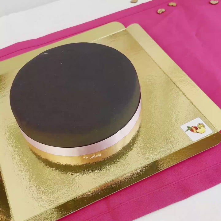 Schwarze Torte mit Tortenband