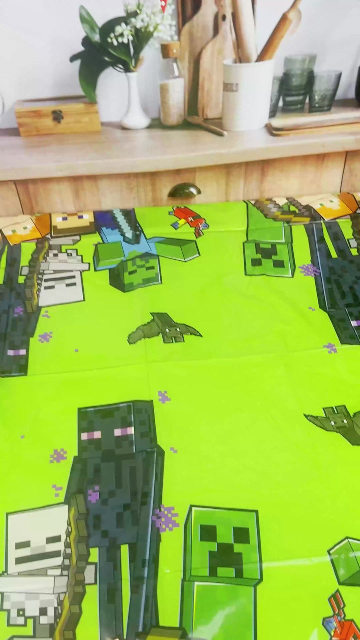 Minecraft®-Figur auf Spielewelt-Torte