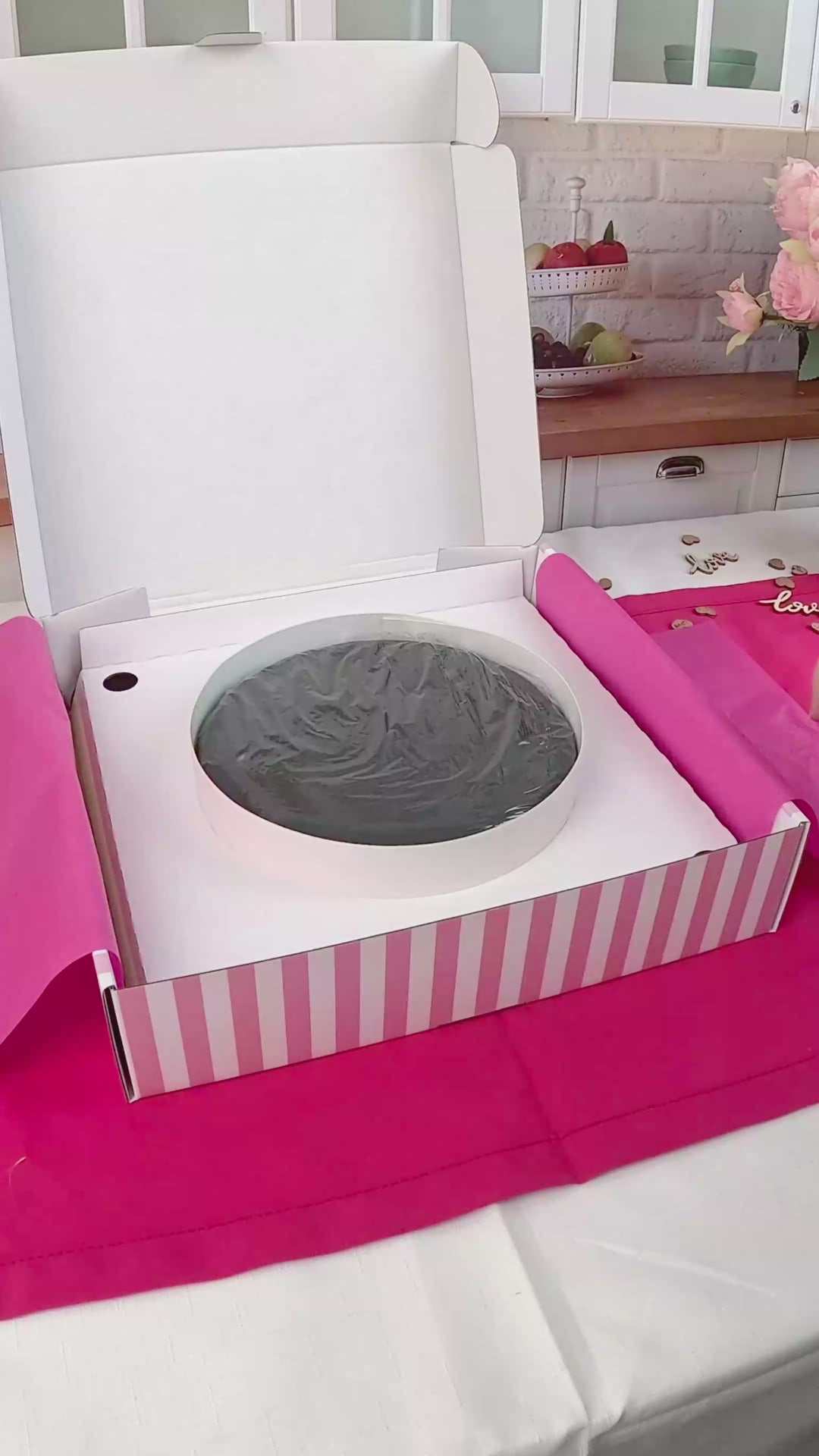 Schwarze Torte mit Tortenband