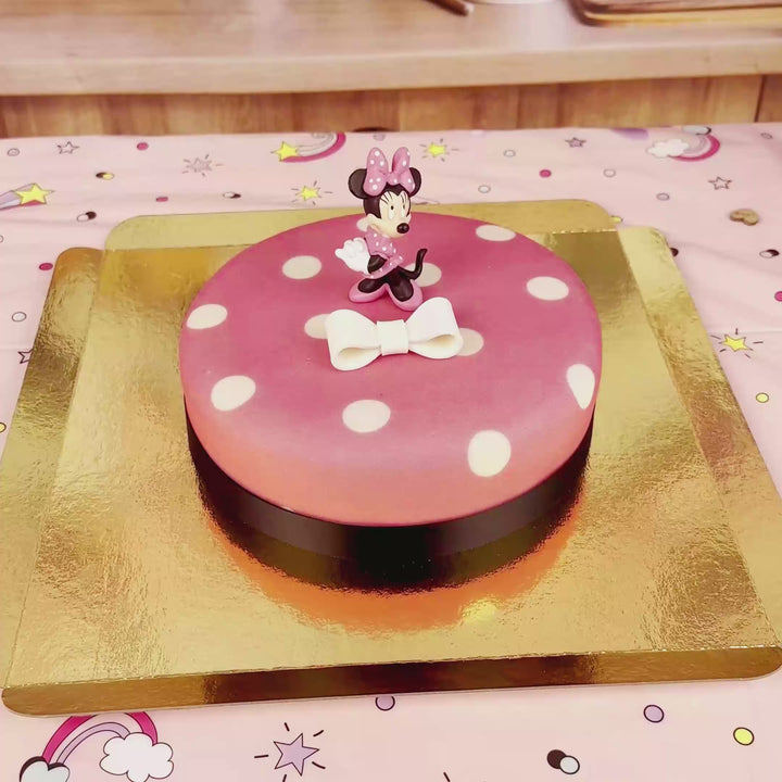 Minnie® Maus auf Punkte-Torte mit Band