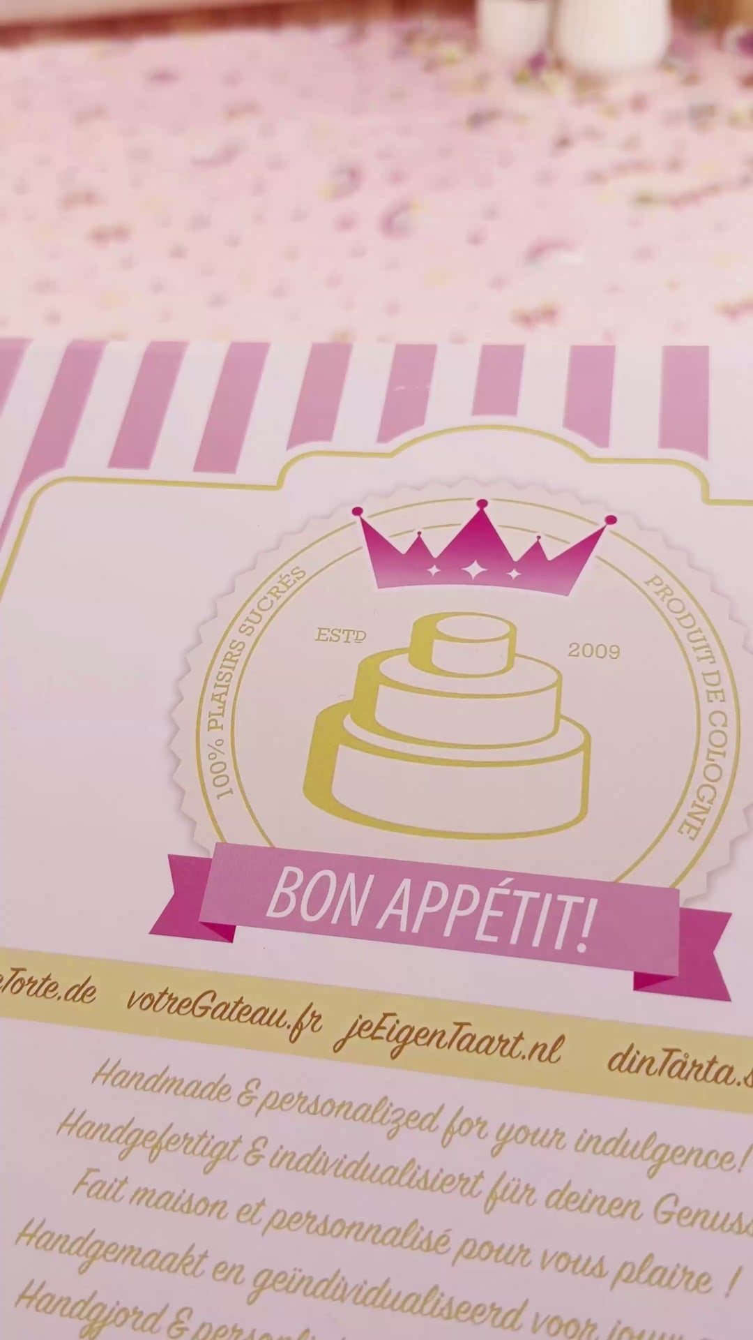 Minnie® Maus auf Punkte-Torte mit Band