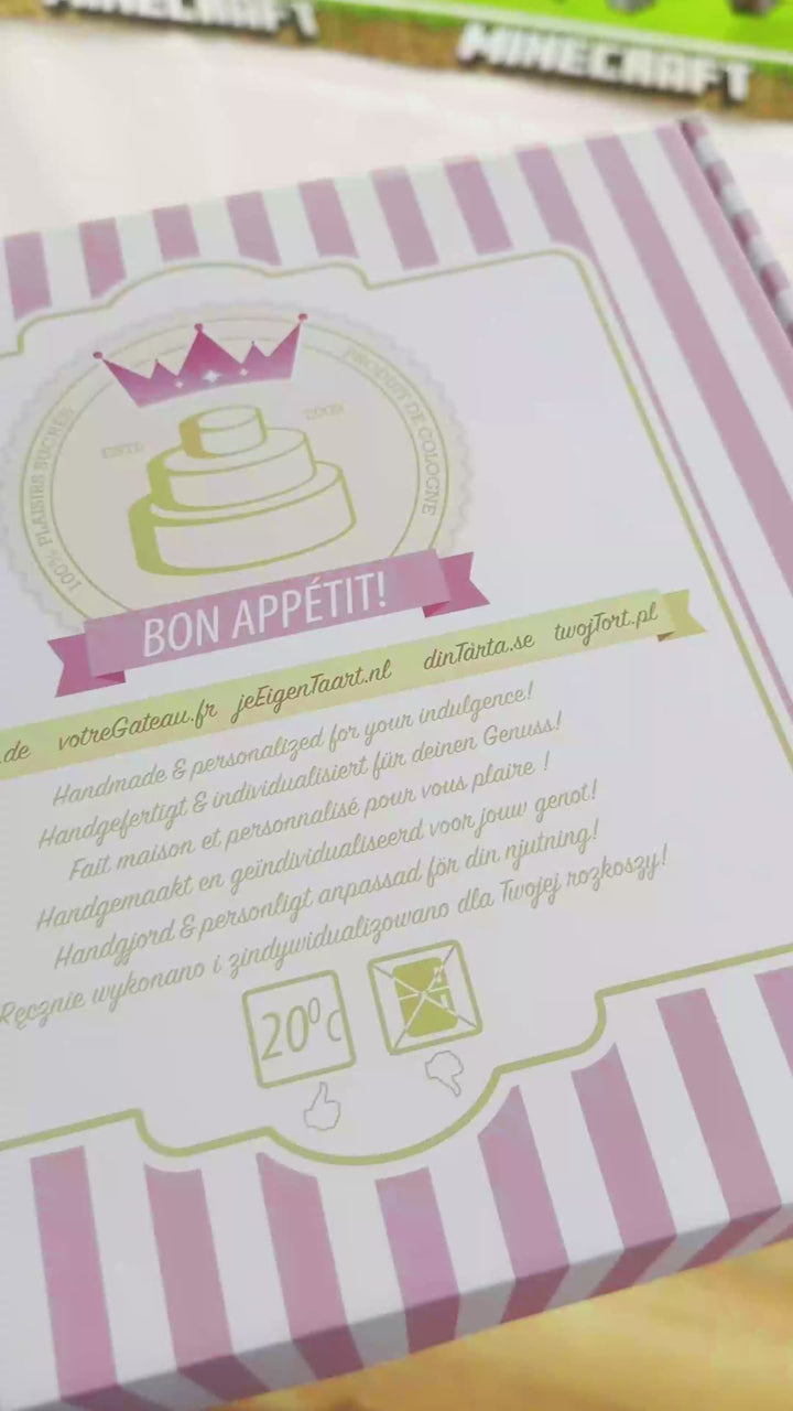 Minecraft®-Figur auf Spielewelt-Torte