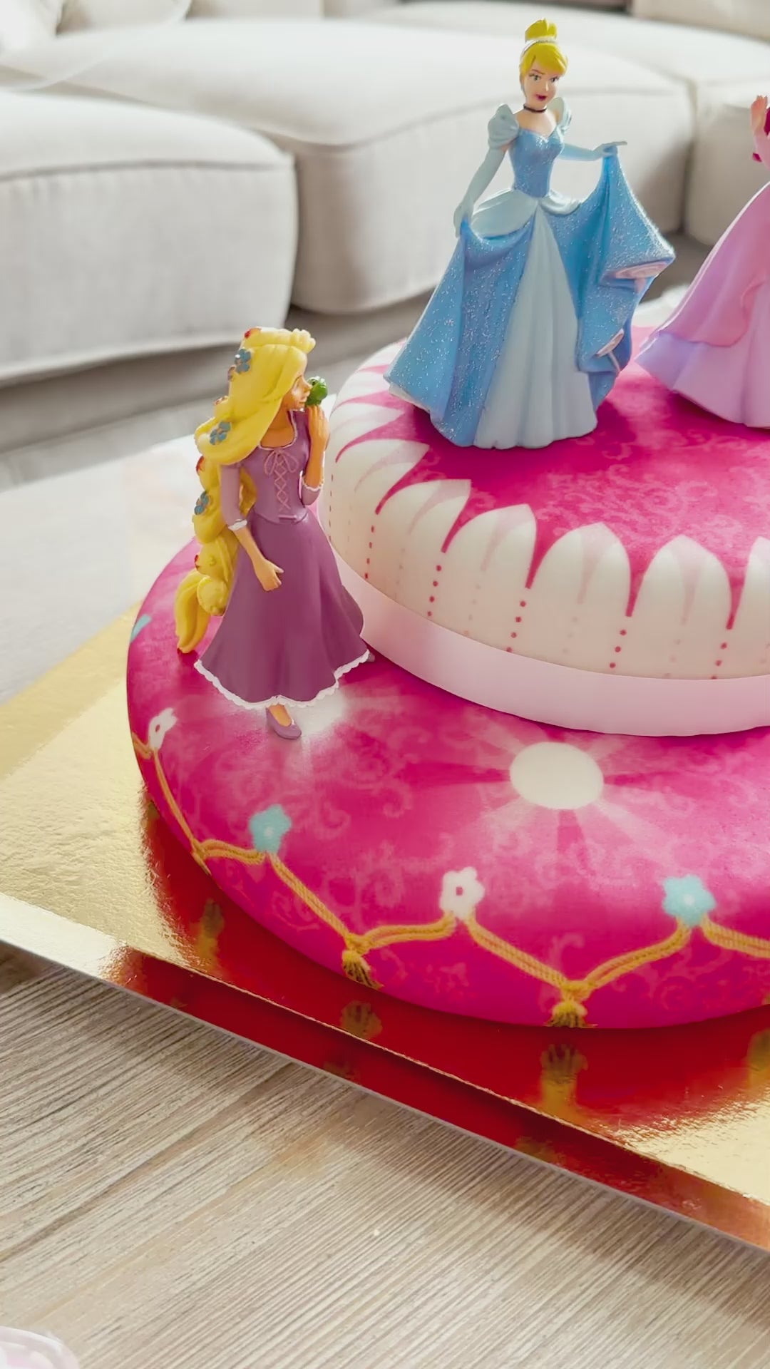 3 Prinzessinnen auf zweistöckiger Torte mit Band