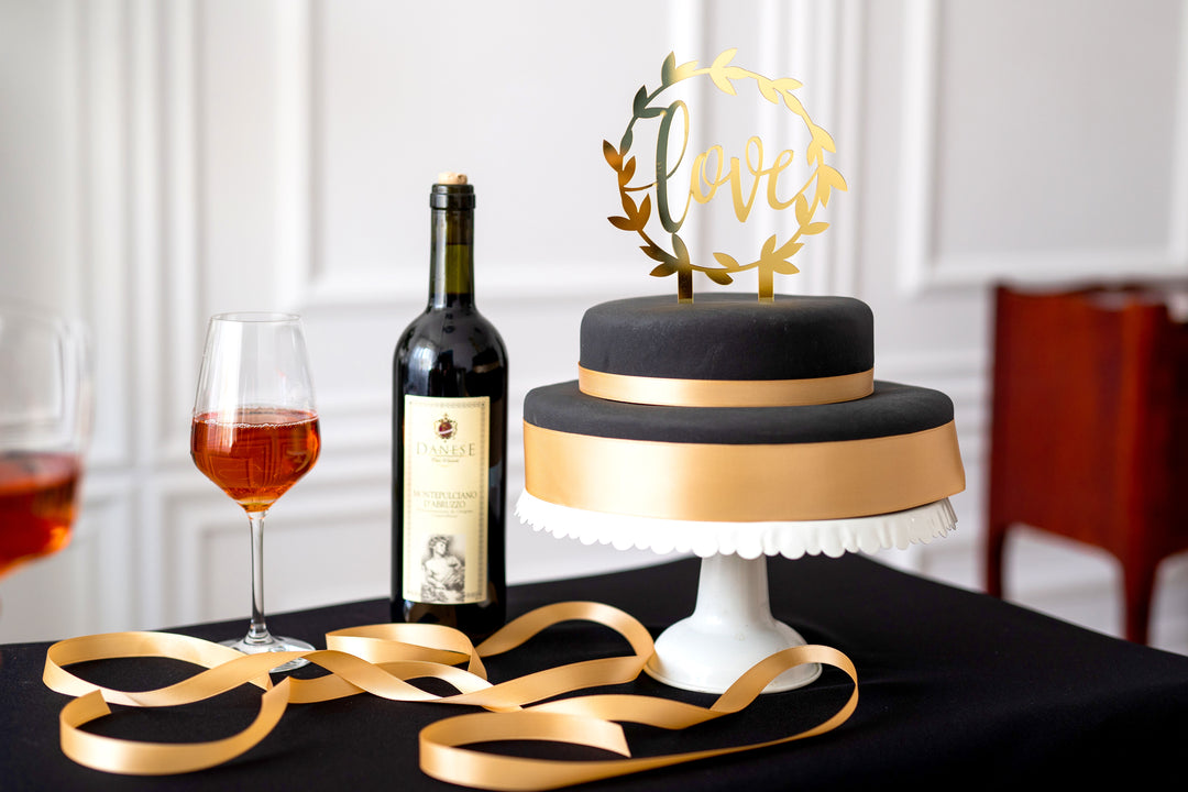 Schwarze Torte mit Tortenband