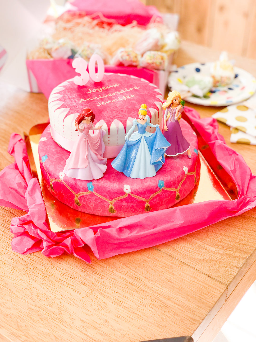 3 Prinzessinnen auf zweistöckiger Torte mit Band