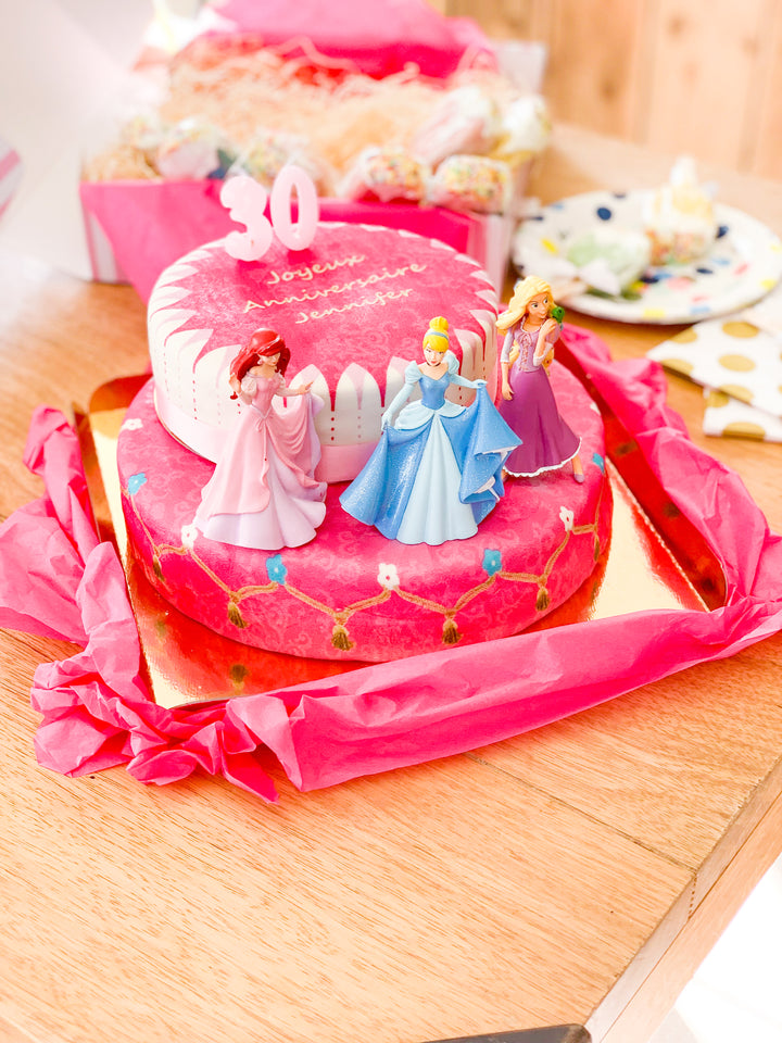 3 Prinzessinnen auf zweistöckiger Torte mit Band