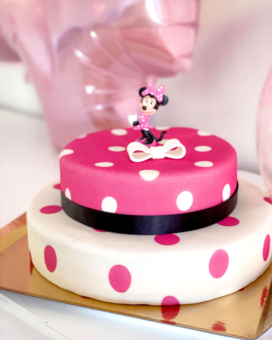 Minnie Maus® auf 2-stöckiger Punkte-Torte