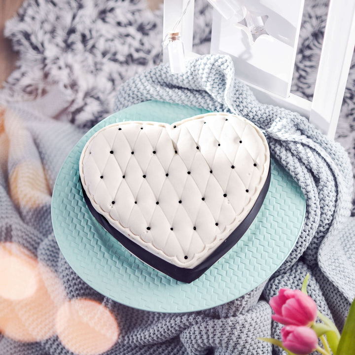 Deluxe Valentinstagstorte in Herzform, schwarz&weiß