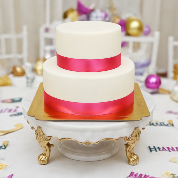 2-stöckige weiße Deluxe Torte mit Tortenband